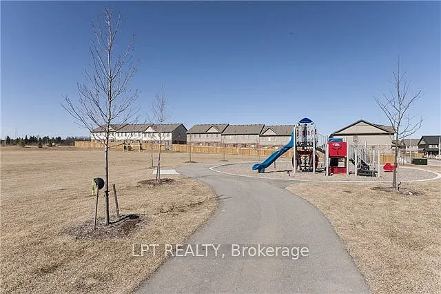 124 Parkinson Cres #15 — Photo 2