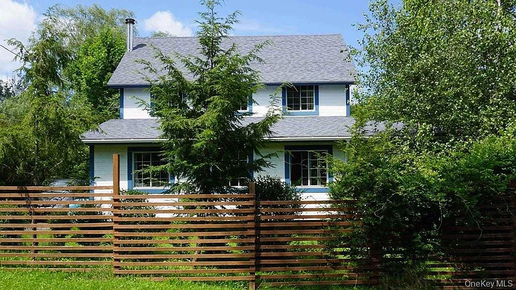 26 Maple Avenue photo 1