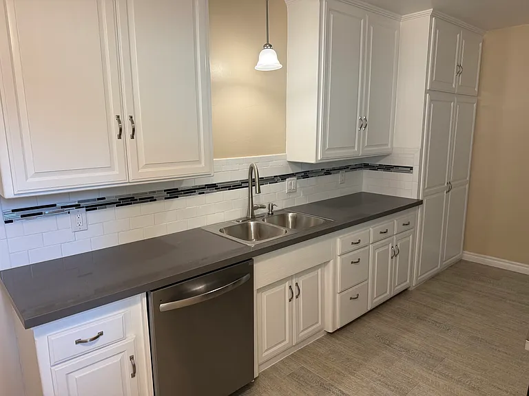 1000 N Glenoaks Blvd N #1000 — Photo 3
