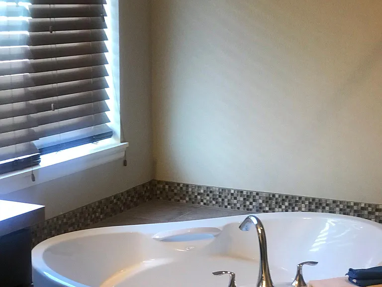 Master bath, soaking tub