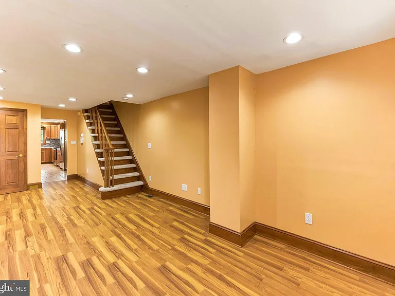 466 Logan Ave — Photo 2