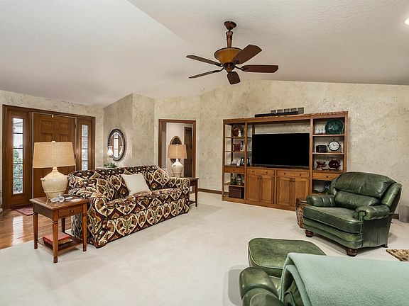 3rd image of 3230 Arlington Cir