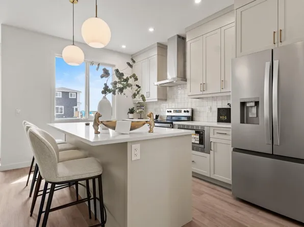 5749 Hawthorn Cm SW, Edmonton, AB T6X 3K8