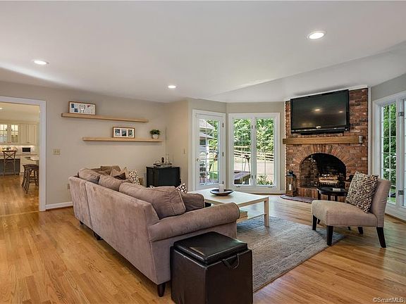 3rd image of 29 Saint Andrews Dr