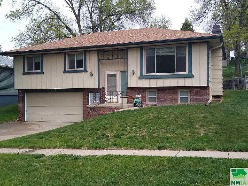 1st image of 4217 Village Green Ct