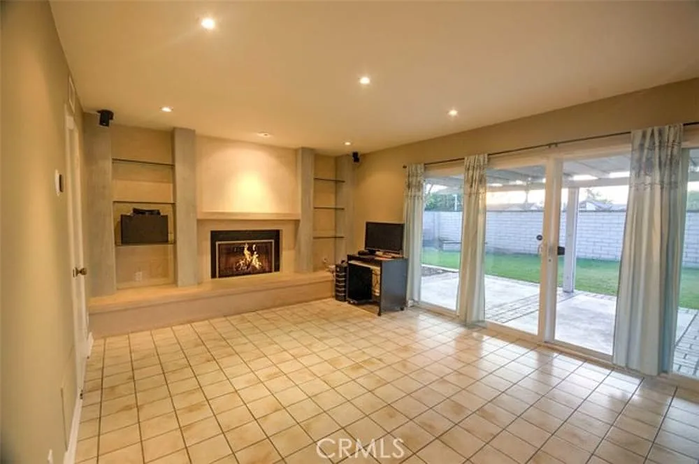 4 bed, 2.5 bath, 2318 sqft, $5,900 — Photo 3