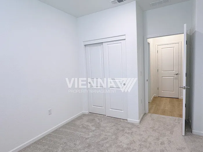 1568 Edgewood Ln — Photo 2