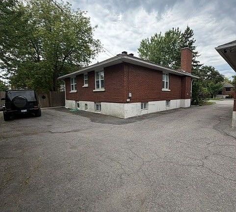 4th image of 98 Donald St #2