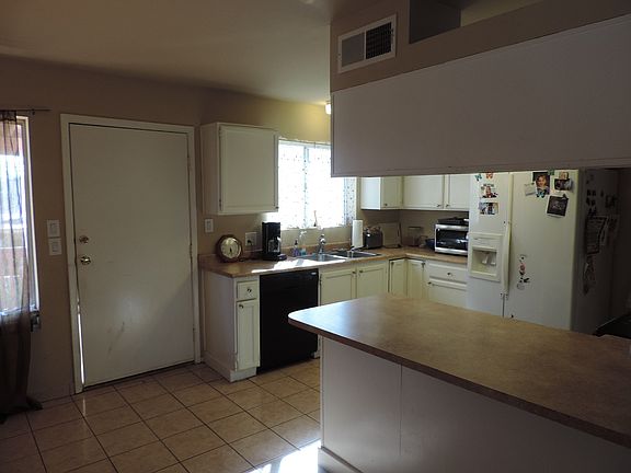 3rd image of 701 E Palomino Dr