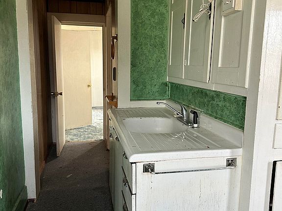 2nd image of 569 Custer Pl