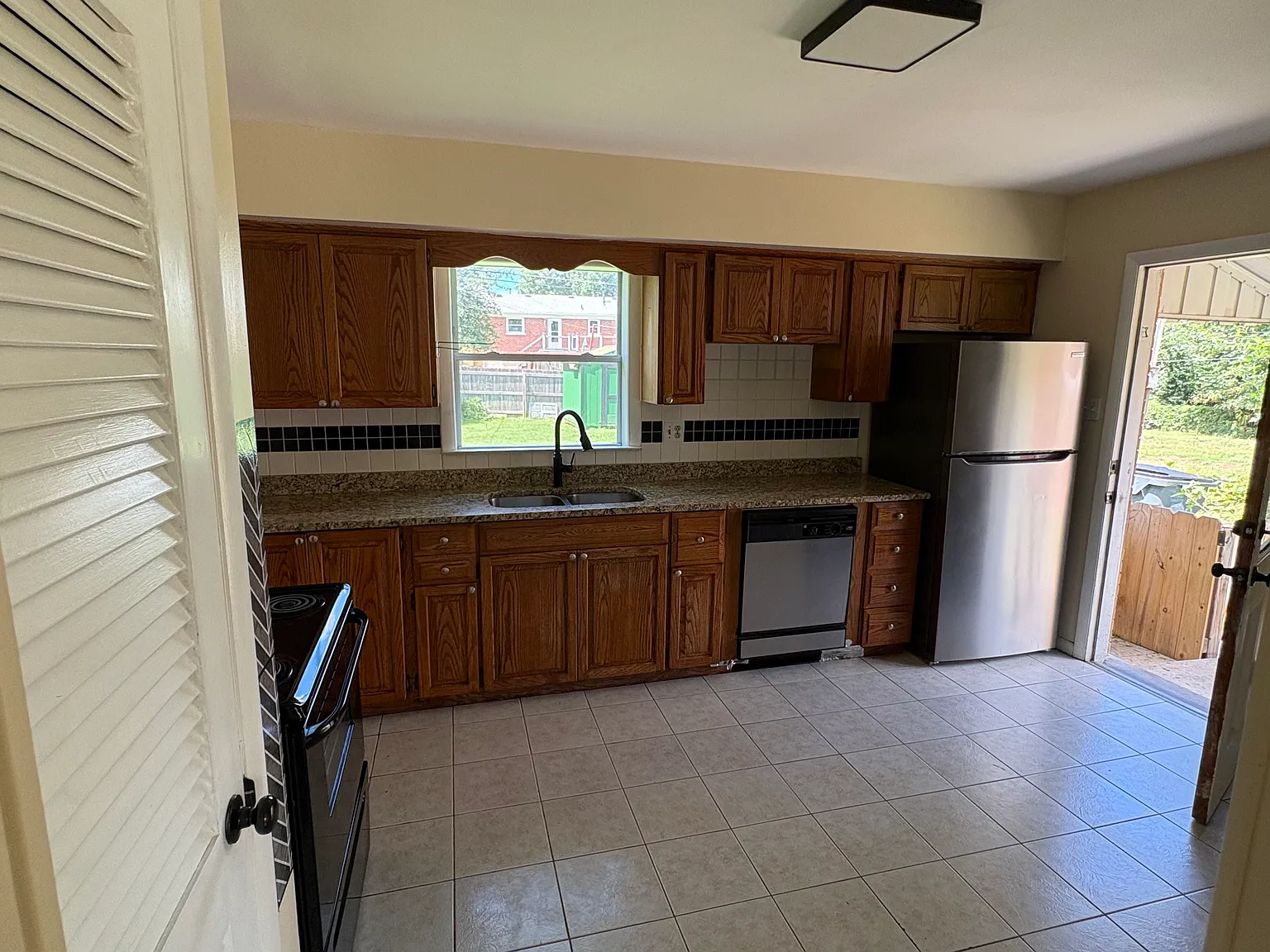 3 bed, 1000 sqft, $1,700 — Photo 2