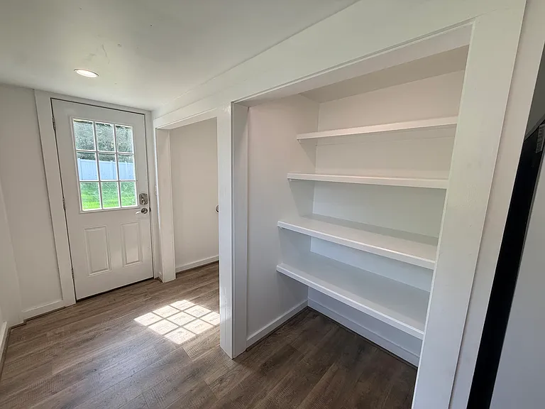 W/D hook up and pantry next to main entrance