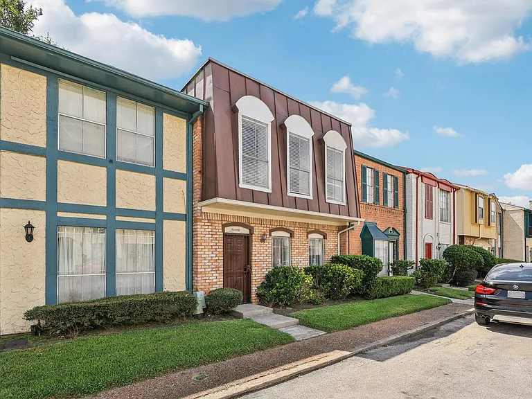 7700 Creekbend Dr #70 — Photo 2