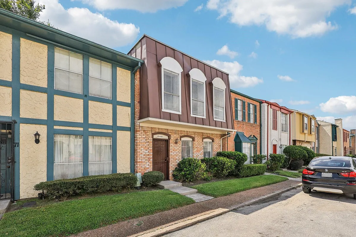 Building Photo - 7700 Creekbend Dr #70