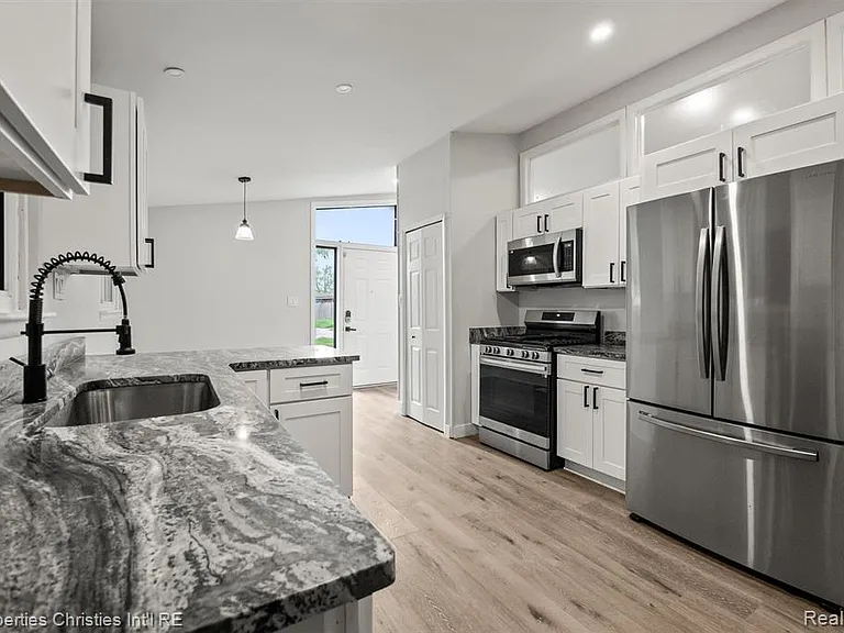 29464 Fairfax St — Photo 10