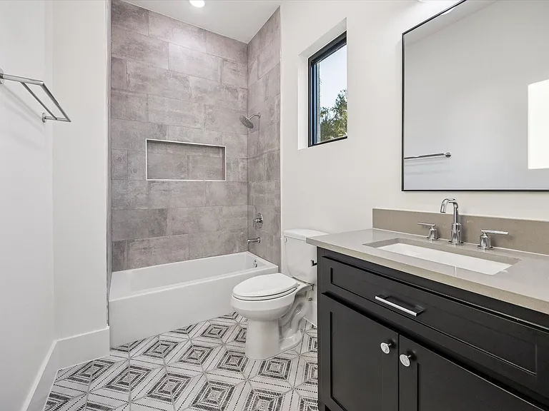 431 W 30th St — Photo 29