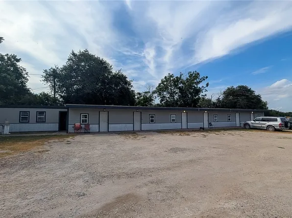 106 W Fulton St, Mathis, TX 78368