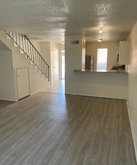915 N Elm St — Photo 9