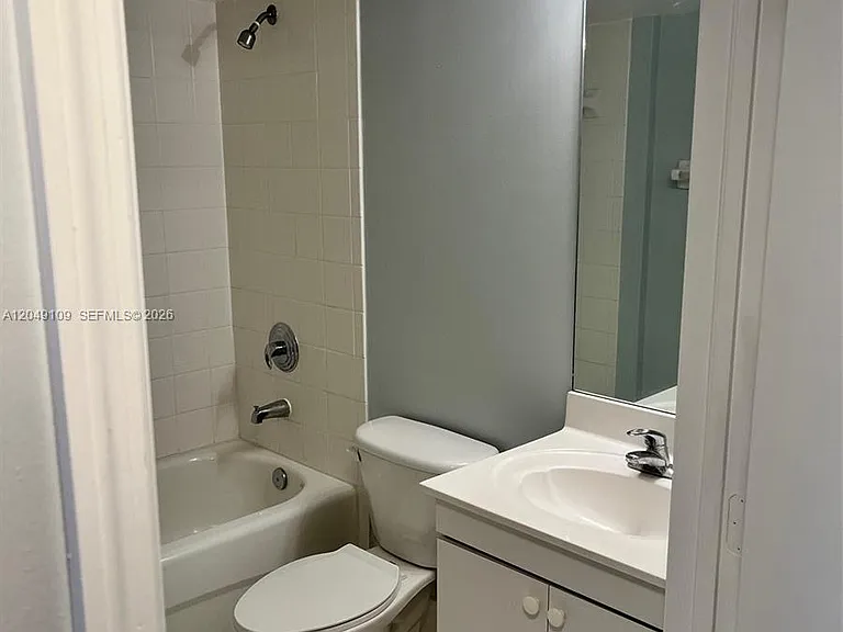 1261 SE 27th St #104 — Photo 7