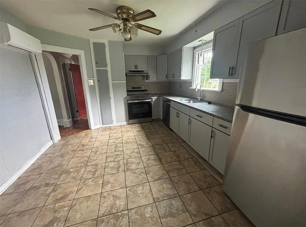 4 bed, 1.0 bath, 1650 sqft, $2,500 — Photo 4