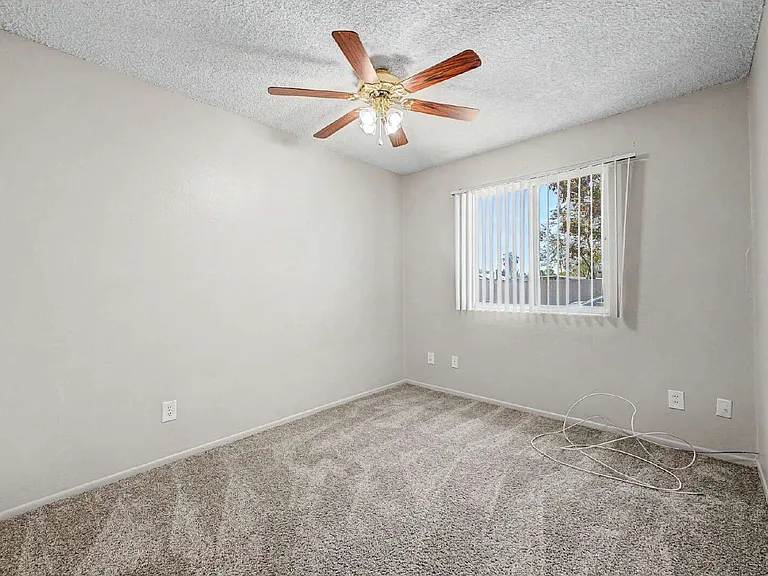 2521 N 49th Ave — Photo 23