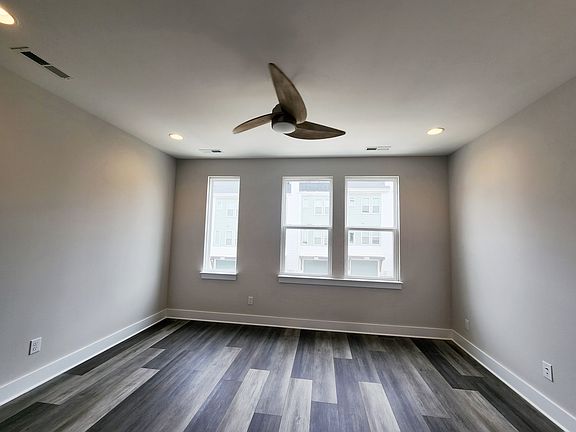 3rd image of 618 W End Dr