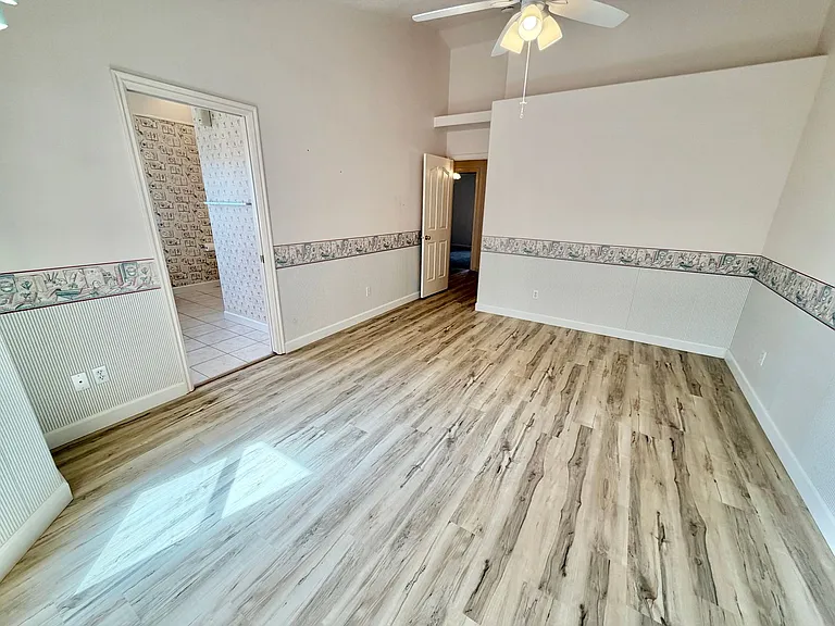 498 N 300 W — Photo 12