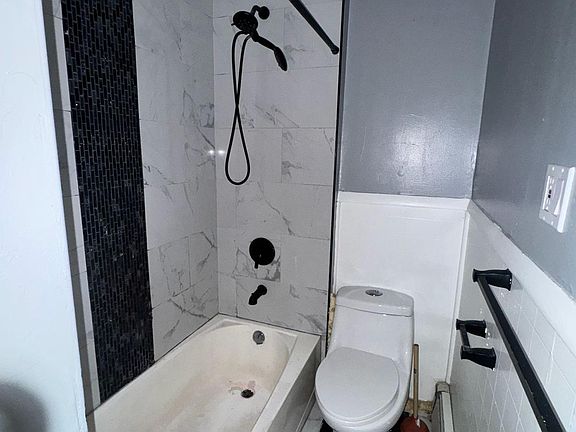 3rd image of 479 Putnam St #1R