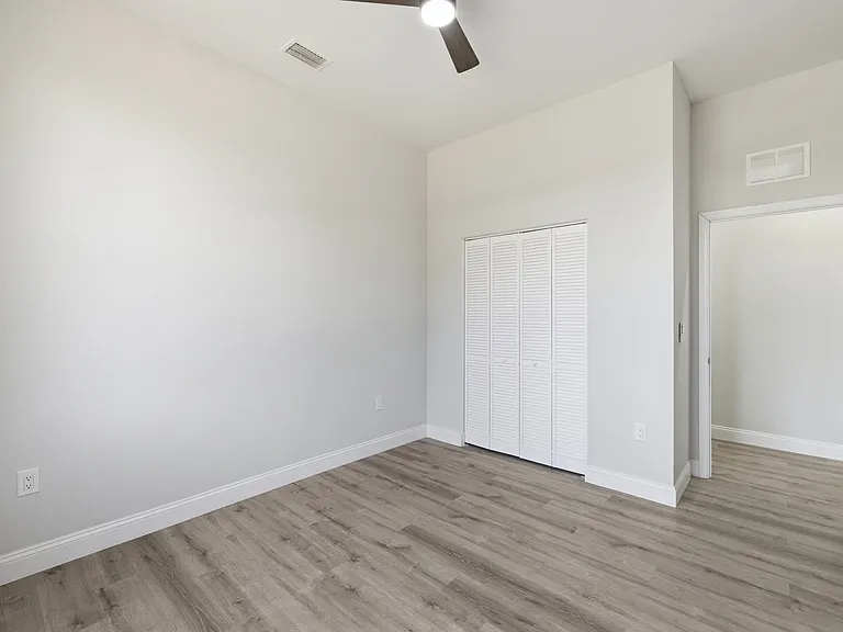 825 Carbon St E — Photo 35