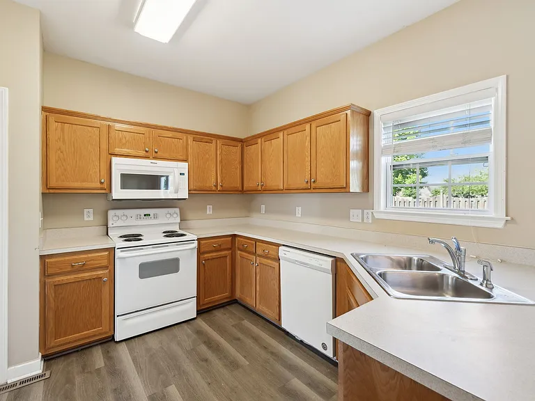 1030 Persimmon Dr — Photo 6