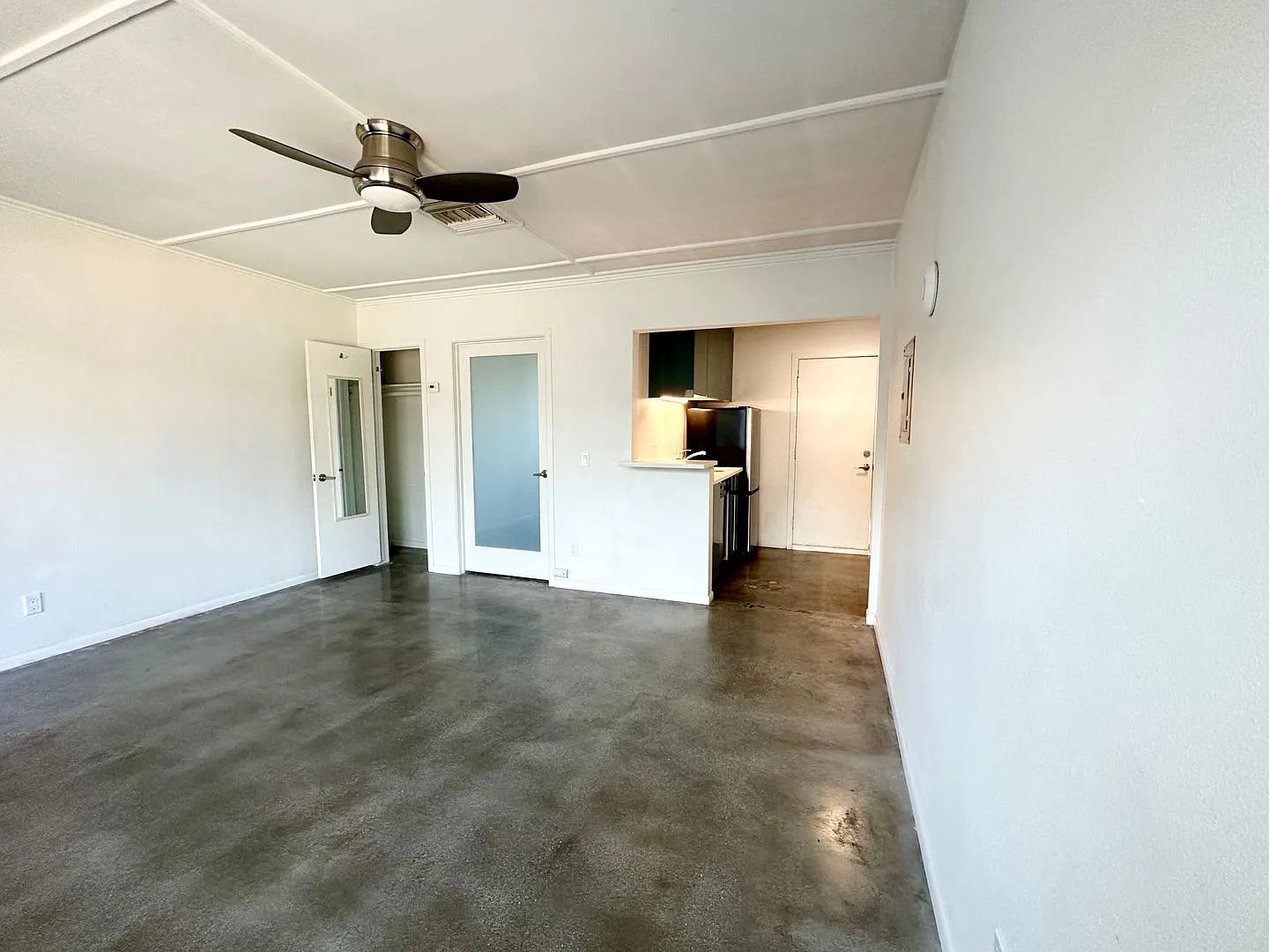 Coming Soon!! Darling Studio Apartment With Pool In Palm Springs — Photo 3