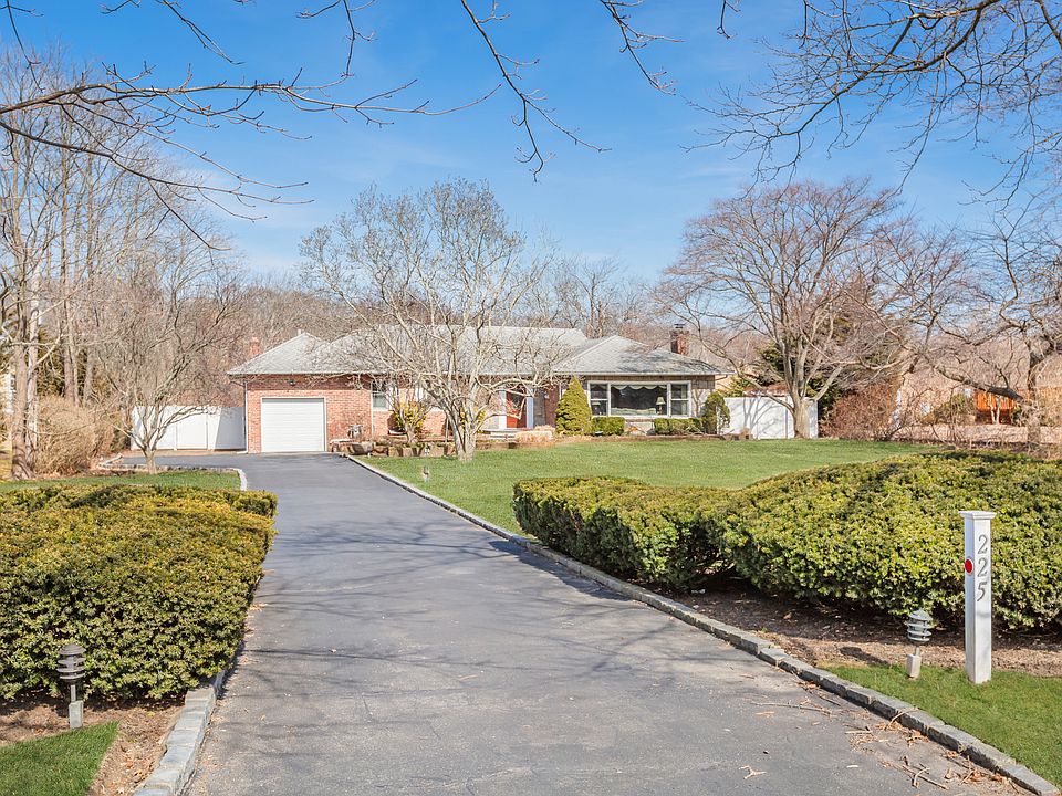 1st image of 225 Oak Neck Ln