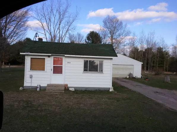 12054 Long Lake Dr NW, Sparta, MI 49345