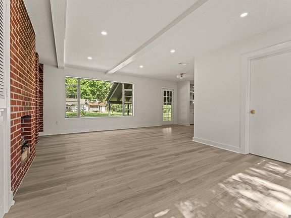 4th image of 1095 Waverly Dr