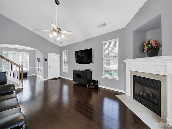 4th image of 821 Lacebark Dr