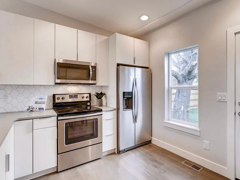 1121 W 36th Ave — Photo 3