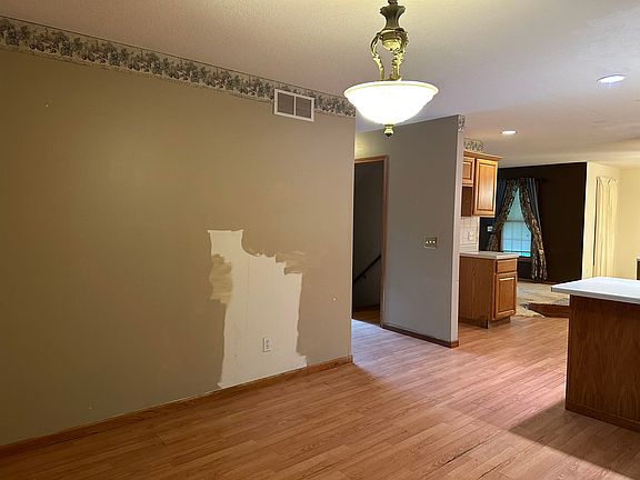 5th image of 102 Hidden Valley Ct