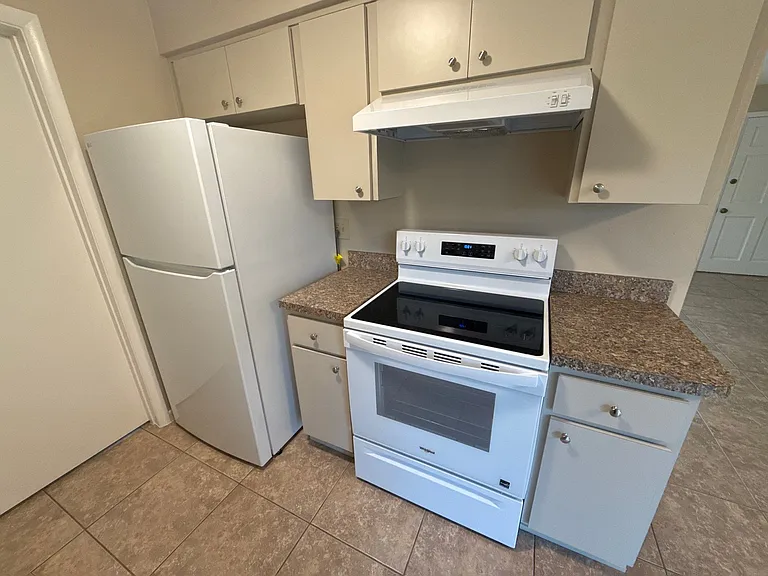 41 S Monroe St — Photo 11