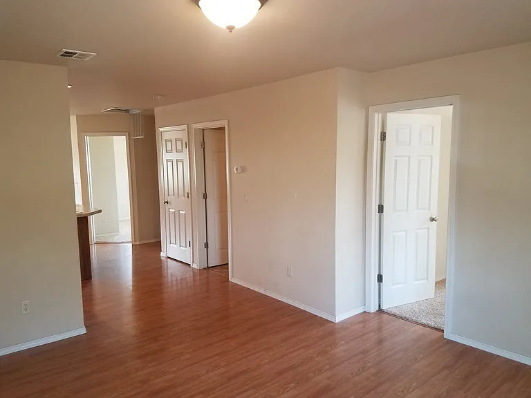 21 W Evergreen Dr — Photo 6