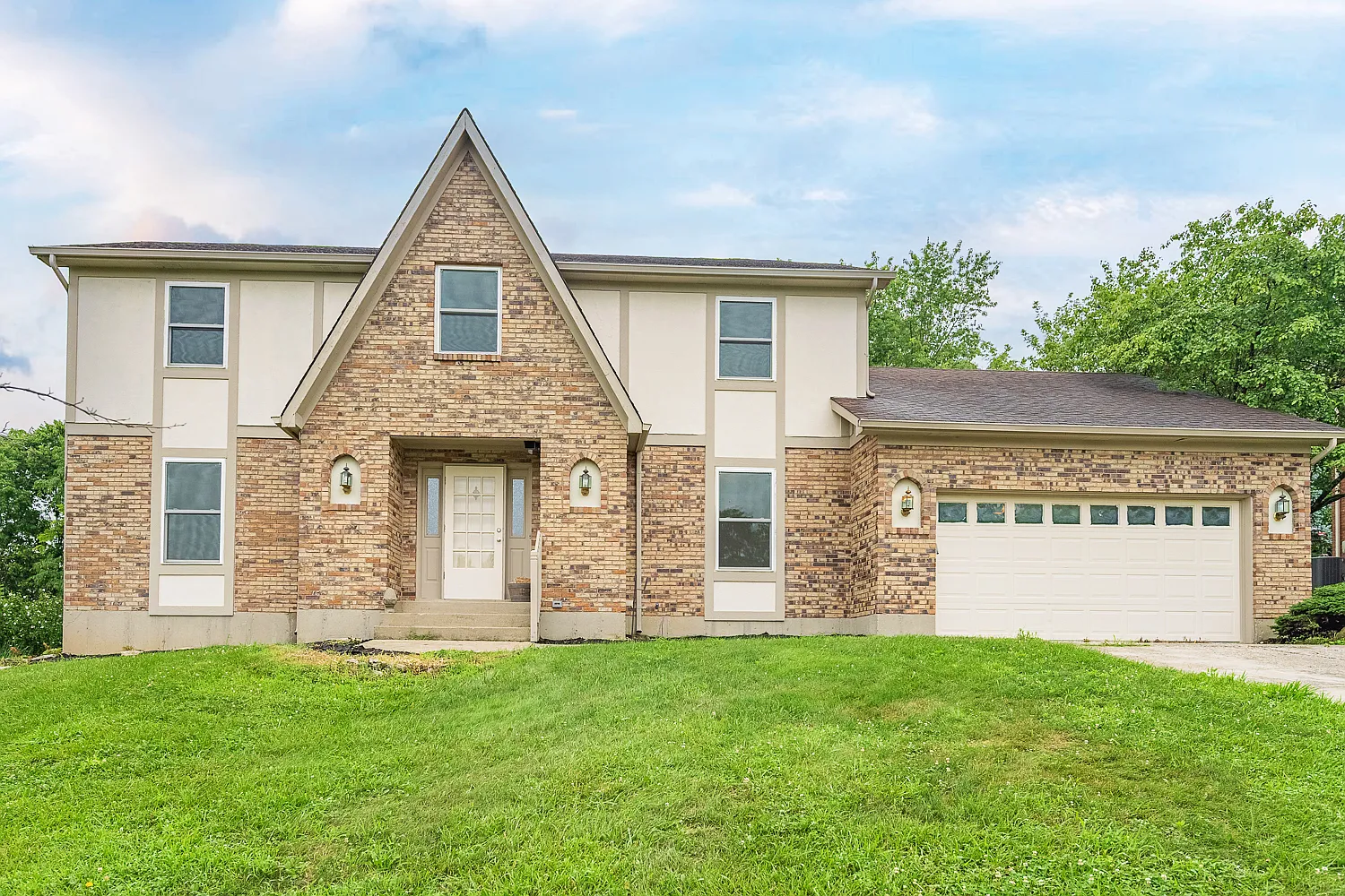 4 bed, 2.5 bath, 2373 sqft, $2,500 — Photo 1