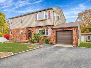 32 McCue Ave, Wheatley Heights, NY 11798