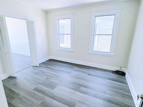 4th image of 378 Chelsea St #2