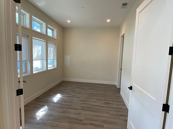 3rd image of 3491 Murdoch Dr