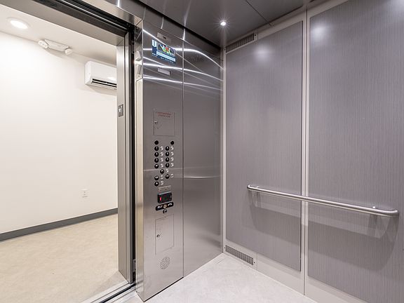 5th image of 4030 7th Ave NE #302