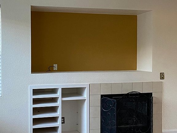 LIVING ROOM GASE FIRE PLACE