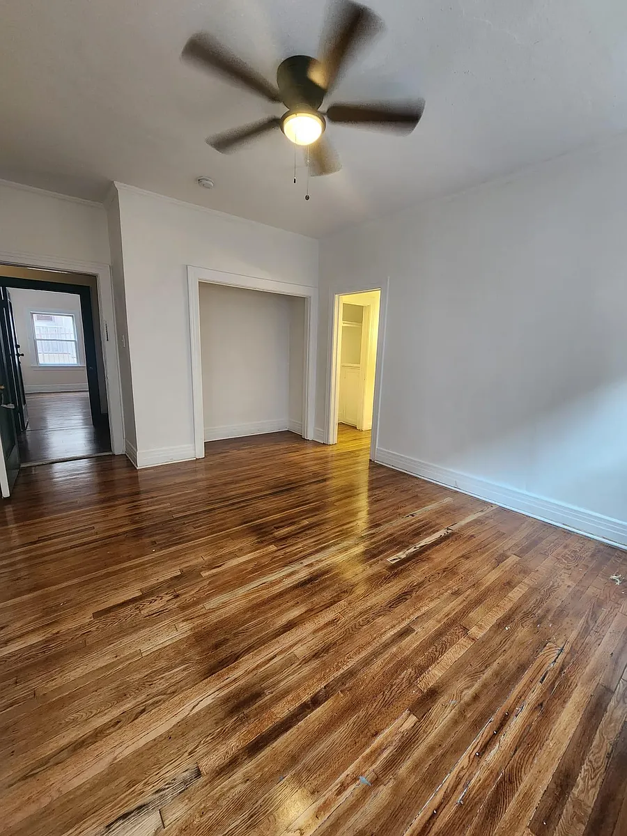 Building Photo - 210 N Kenmore Ave #4