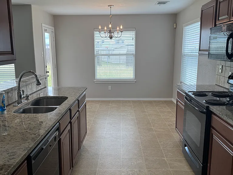 318 Wimberley St — Photo 7