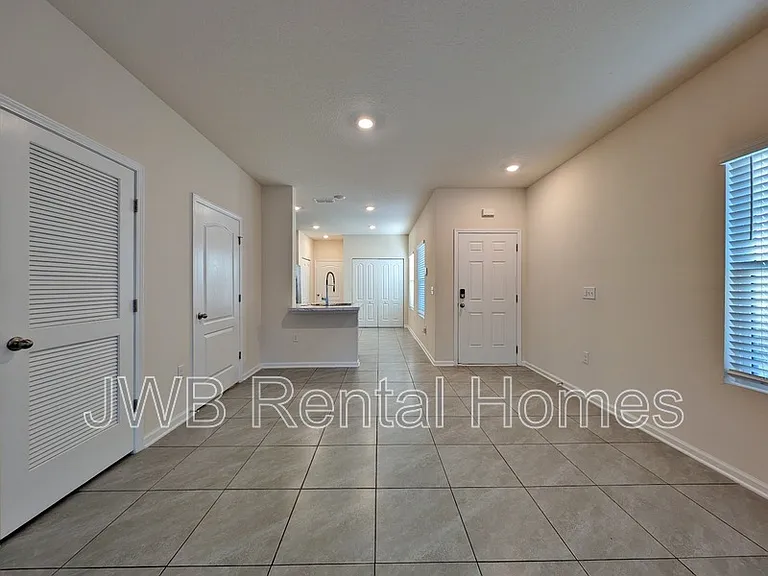 421 Aralia Ln — Photo 5