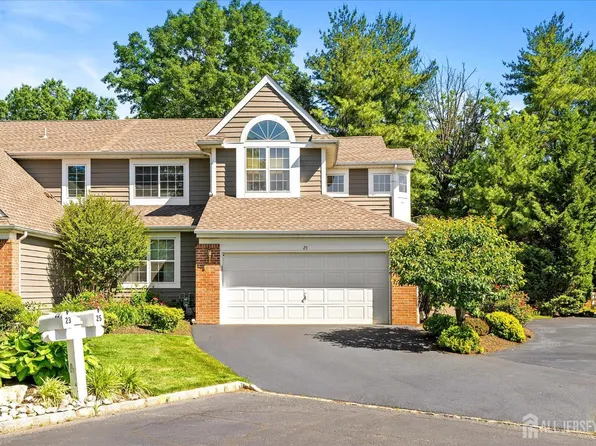 25 Cypress Point Ln, Monroe Township, NJ 08831
