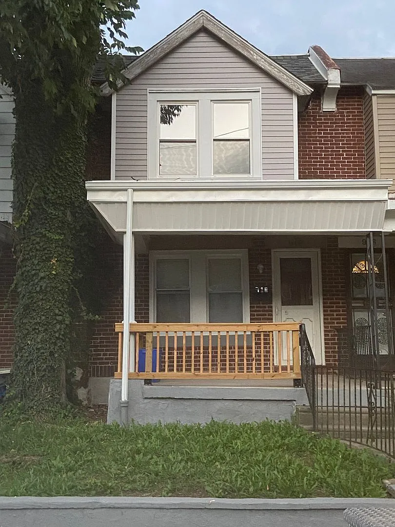 Beautifully Remodeled Front Porch Row - Germantown — Photo 1